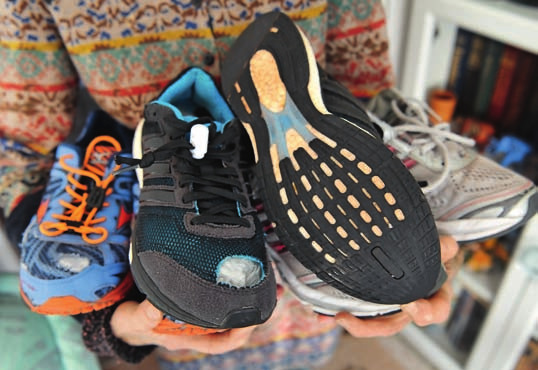 Materialverschleiß und Sammlerliebe: Schuhe und Shirts von Sigrid Eichner