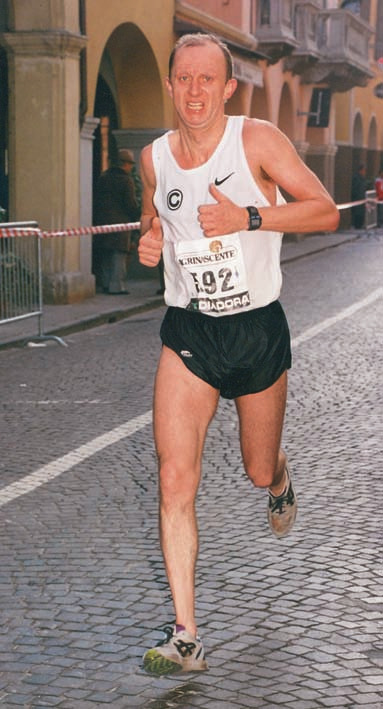 Die Städte der Welt hat John Kunkeler laufend erkundet. Das Foto zeigt ihn 1998 bei einem Wettkampf in Bologna.