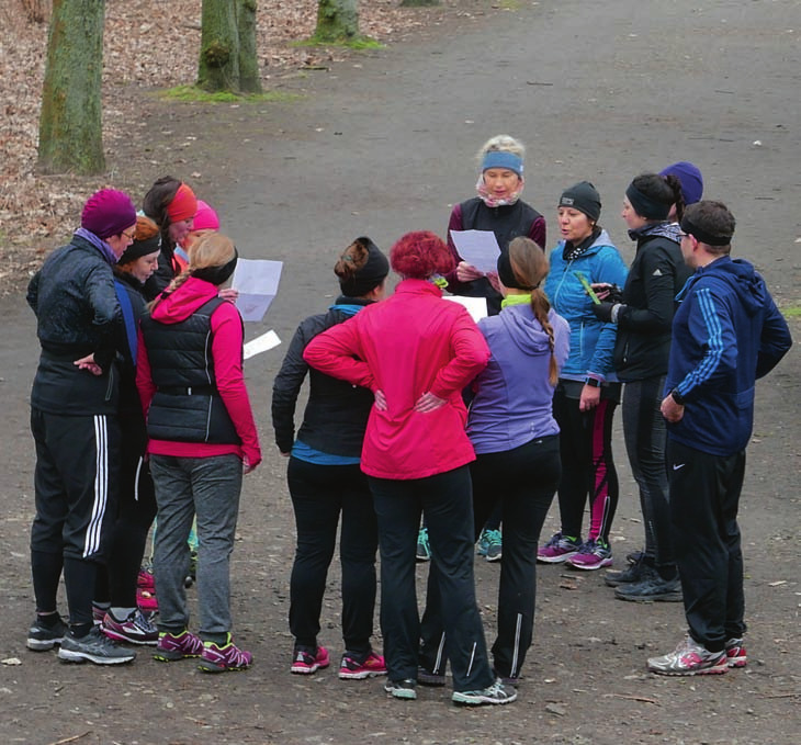Der Laufkursus legt immer wieder Pausen ein, um Aufgaben zu lösen.