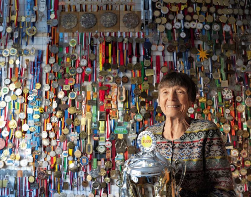 Eine Tapete aus Lauf- Erinnerungen: Sigrid Eichner inmitten ihrer Trophäen